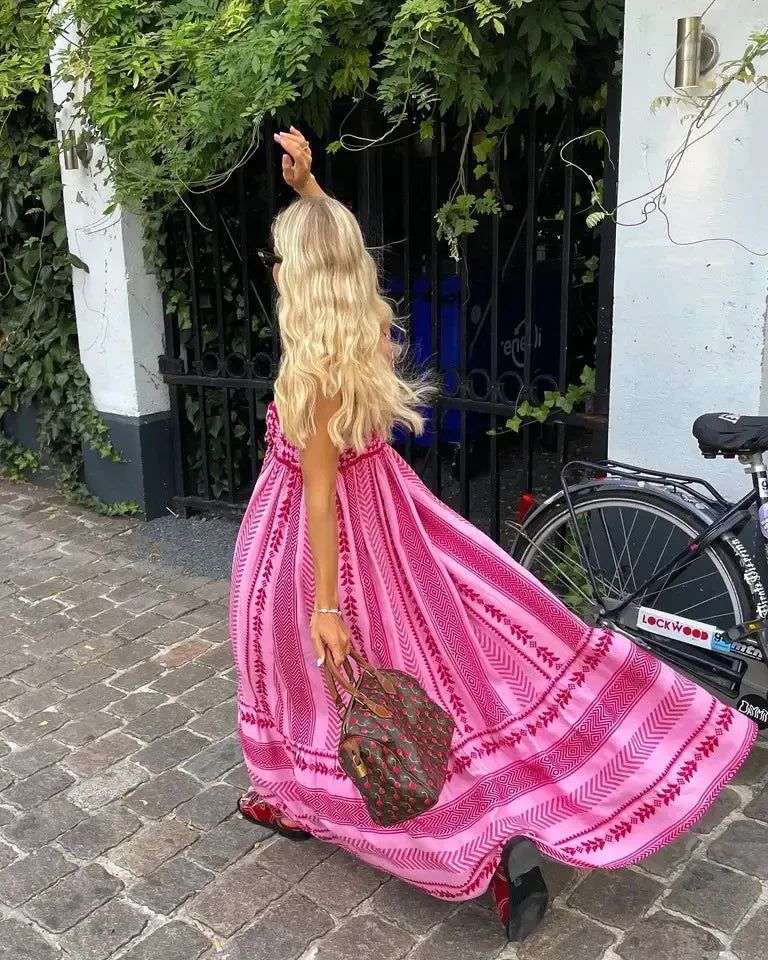 Lang Kjole med Fine Stropper og Broderi samt Boheme Detaljer til Kvinder | Ideel til Sommerdage