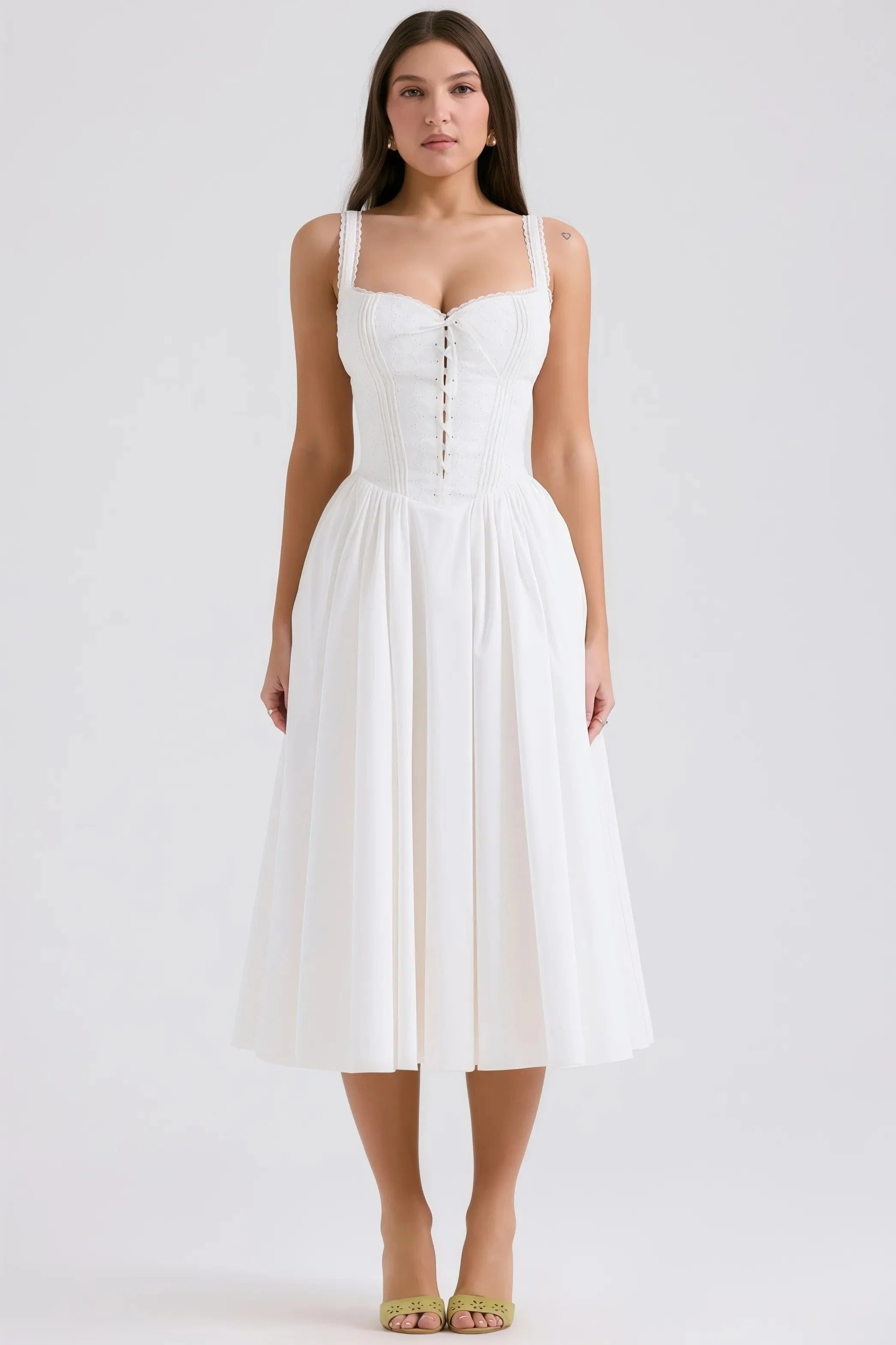 Hvid Midi Kjole med Halterneck og Blonde Detalje til Kvinder | Ideel til Udgange og Formelle Anledninger