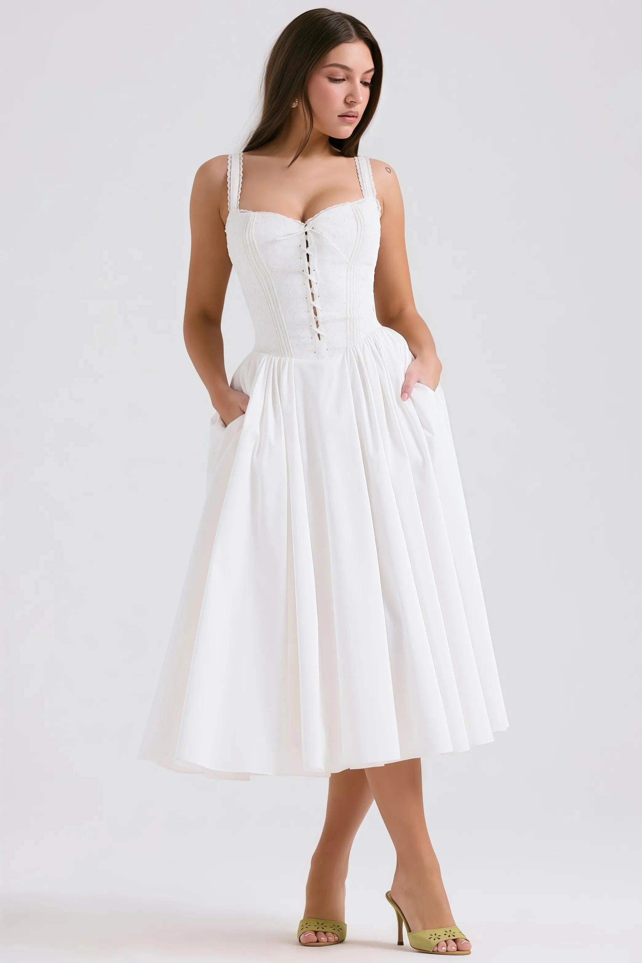 Hvid Midi Kjole med Halterneck og Blonde Detalje til Kvinder | Ideel til Udgange og Formelle Anledninger