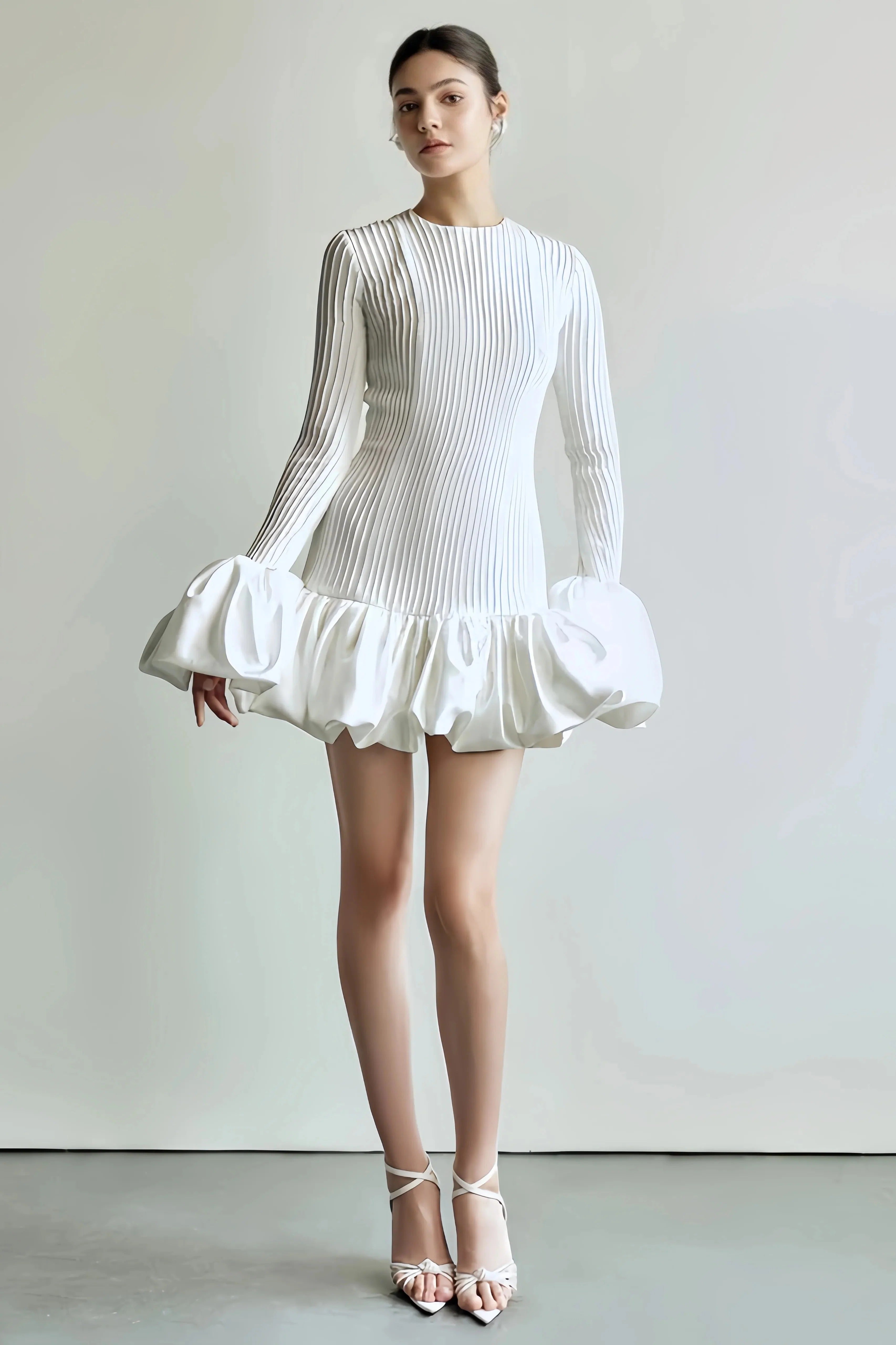 Kort Plisseret Kjole med Flared Ærmer til Kvinder | Ideel til Udfordringer eller Uformelle Anledninger