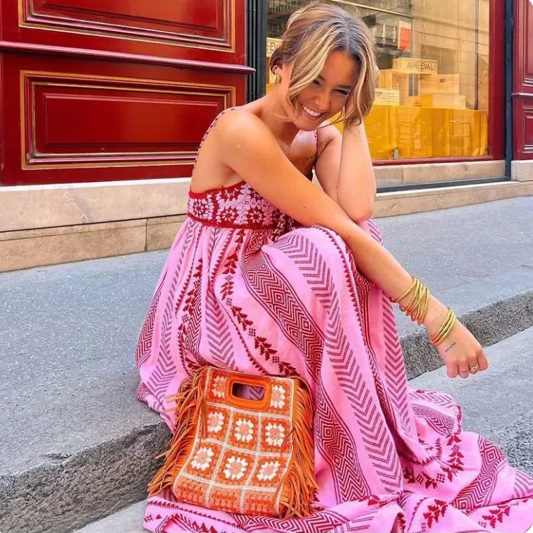 Lang Kjole med Fine Stropper og Broderi samt Boheme Detaljer til Kvinder | Ideel til Sommerdage