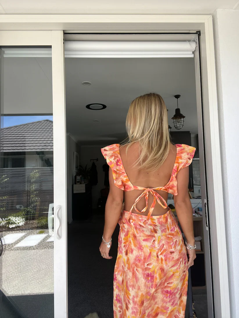 Figursyet Kjole med Volanger og Udsnit til Kvinder | Ideel til Forår og Sommer